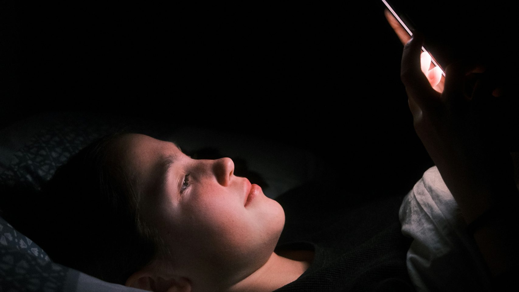 寝る前　スマホ